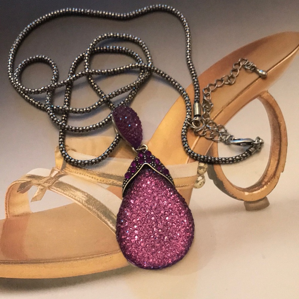 Pendant with adjustable chain.